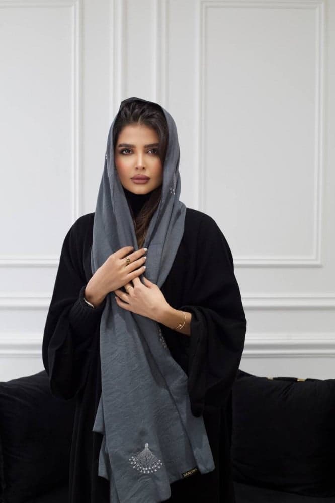 طرحة بلون رمادي مطرزة بأبيض