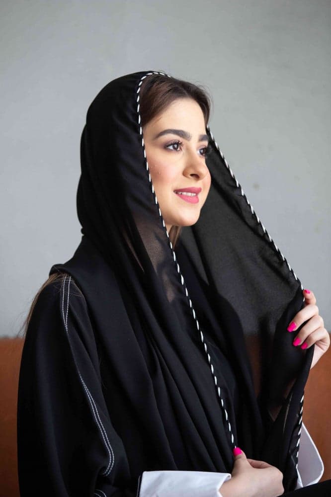 طرحة مبرومة بخيط ابيض