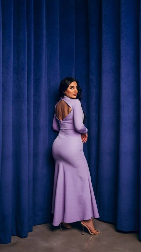 فستان بنفسجي بفتحة ظهر