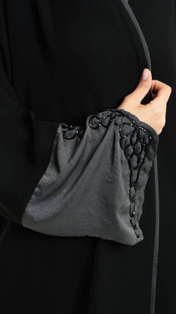 عباية سوداء باكمام رمادي مطرزة