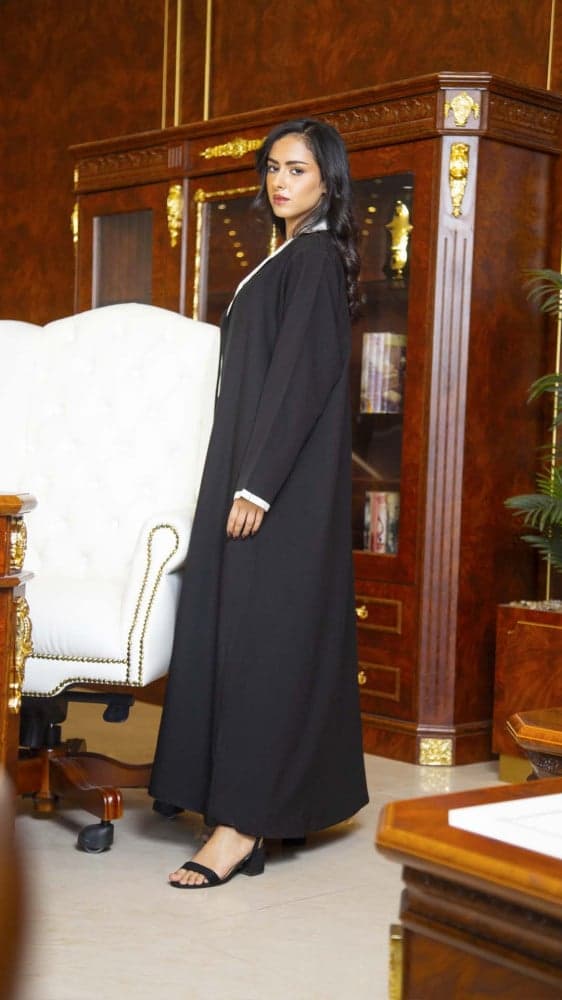 عباية رسميه بقطعة مشبوكه فيها مقلمه