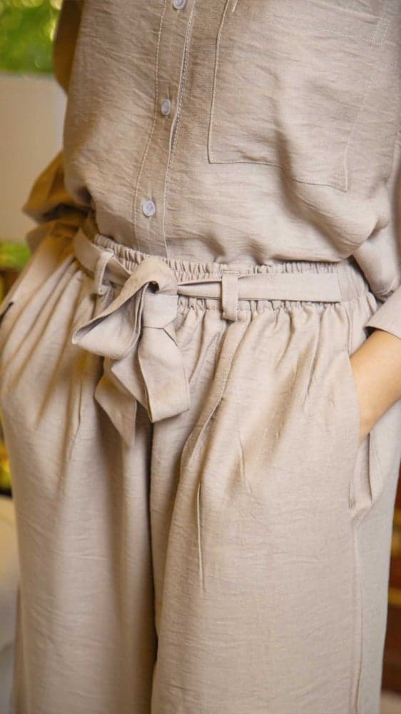 طقم قميص وبنطلون بيج