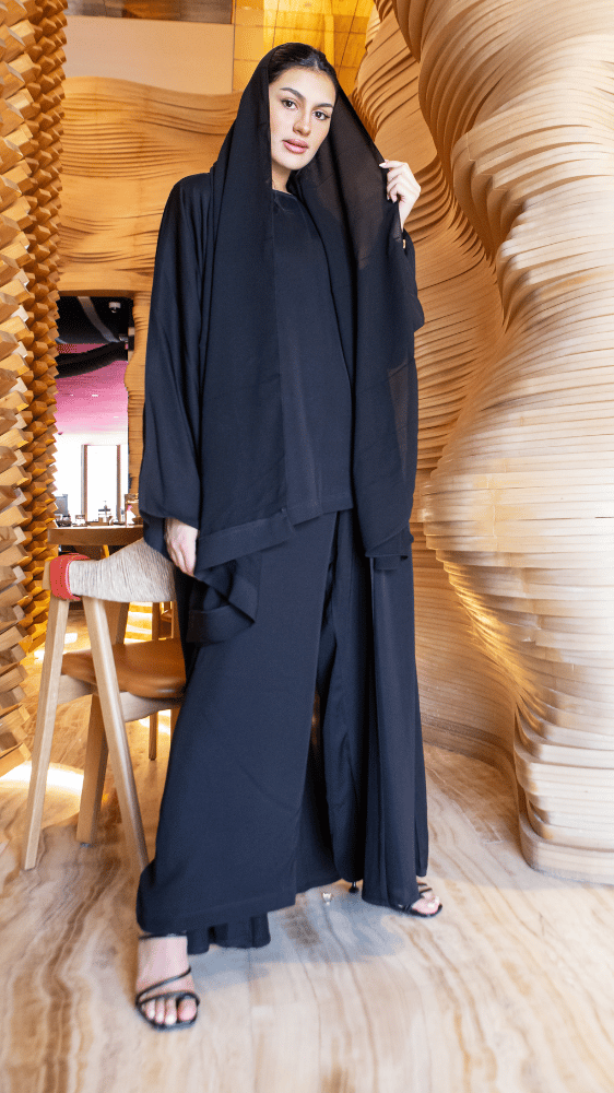 عباية ببنطلون وبلوزة