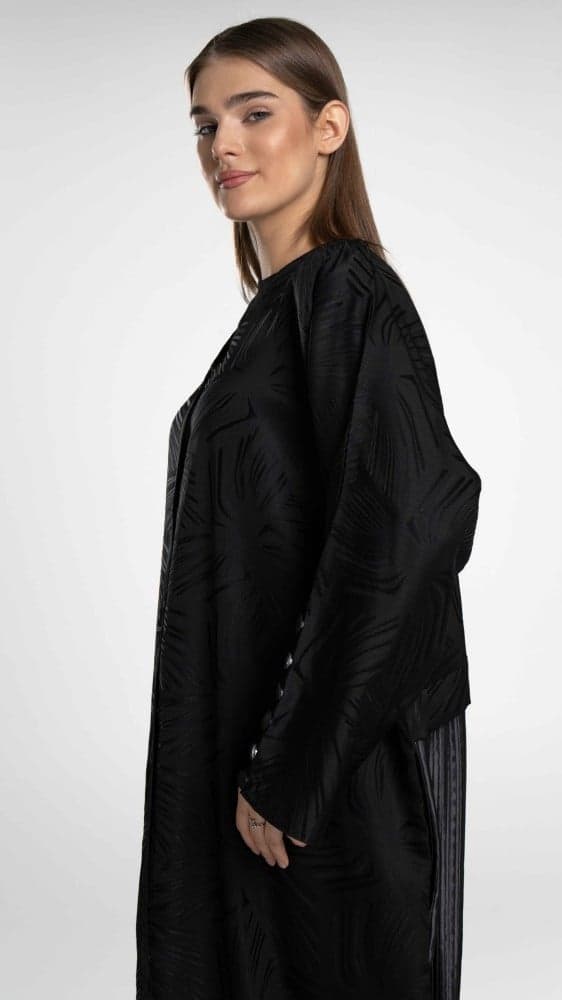 عباية بلمعة خفيفة وبكسرات من الخلف