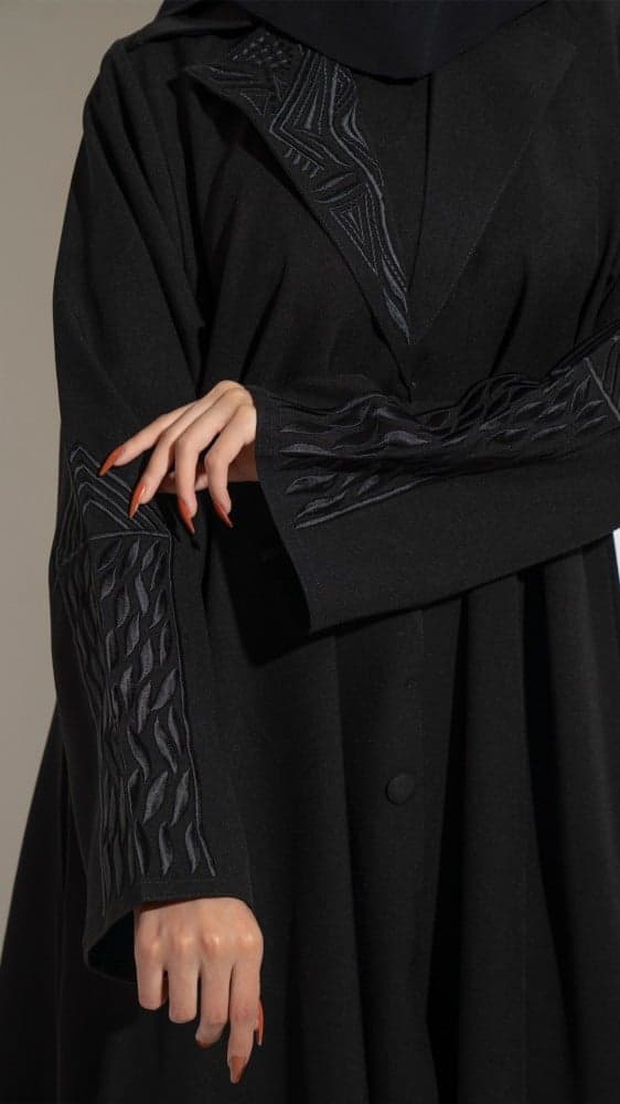 عباية سوداء بياقة رسمية مطرزة