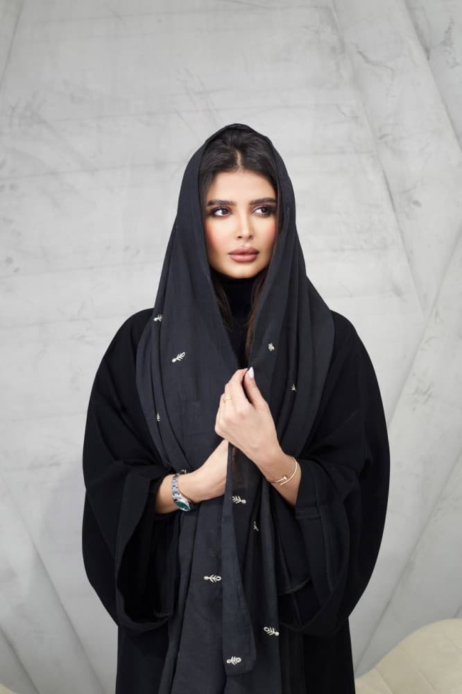 طرحة اسود بتطريز ابيض ناعم