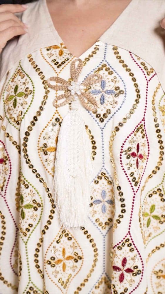 جلابية مطرزة بقصة واسعة