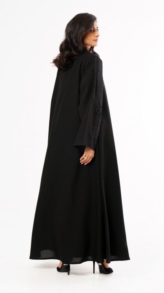 عباية مزينة بإزرة قماشية وتقليمات