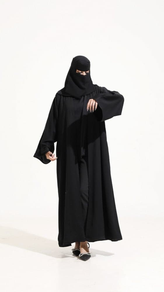 عباية ببنطلون وبلوزة