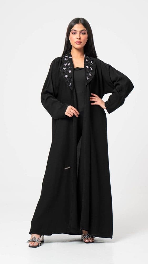 عباية بياقة مطرزة