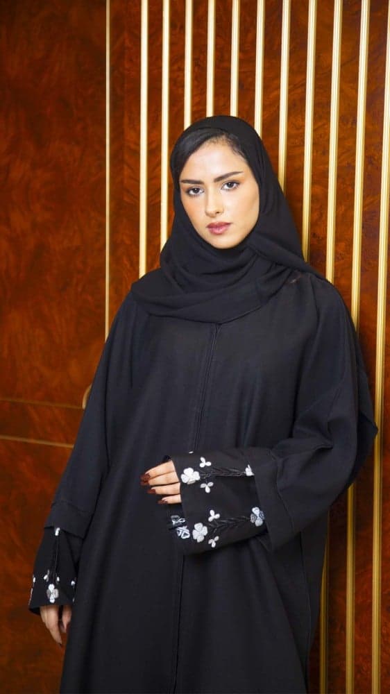 عباية مع 3 اكمام مطرزة