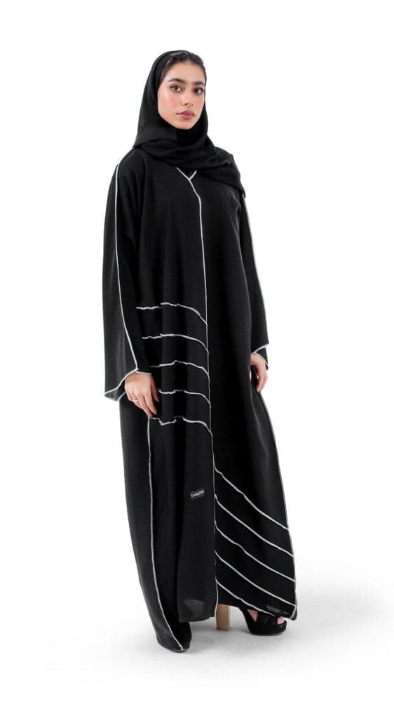 عباية سوداء فخمة بخطوط بيضاء