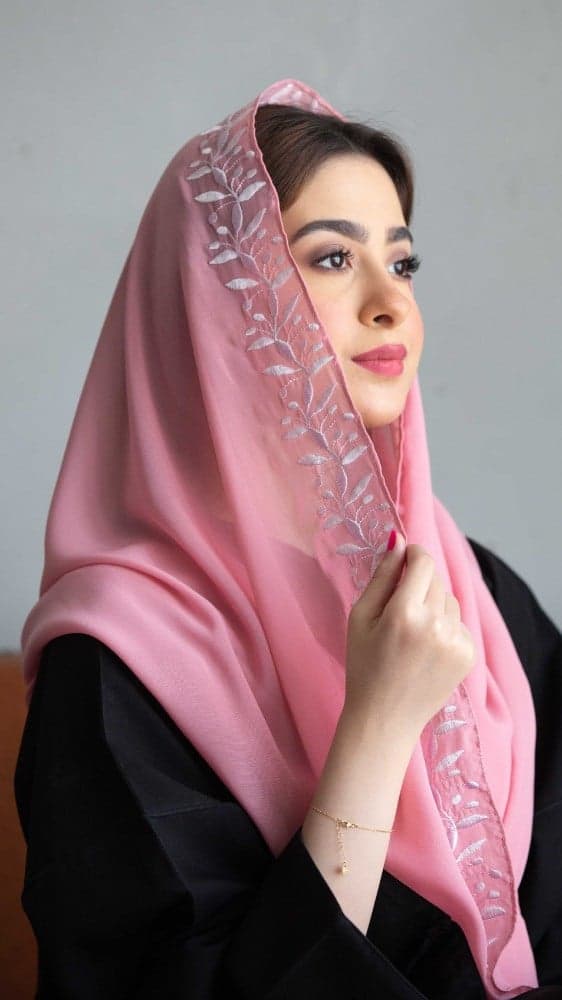 طرحة وردي بتطريز ابيض