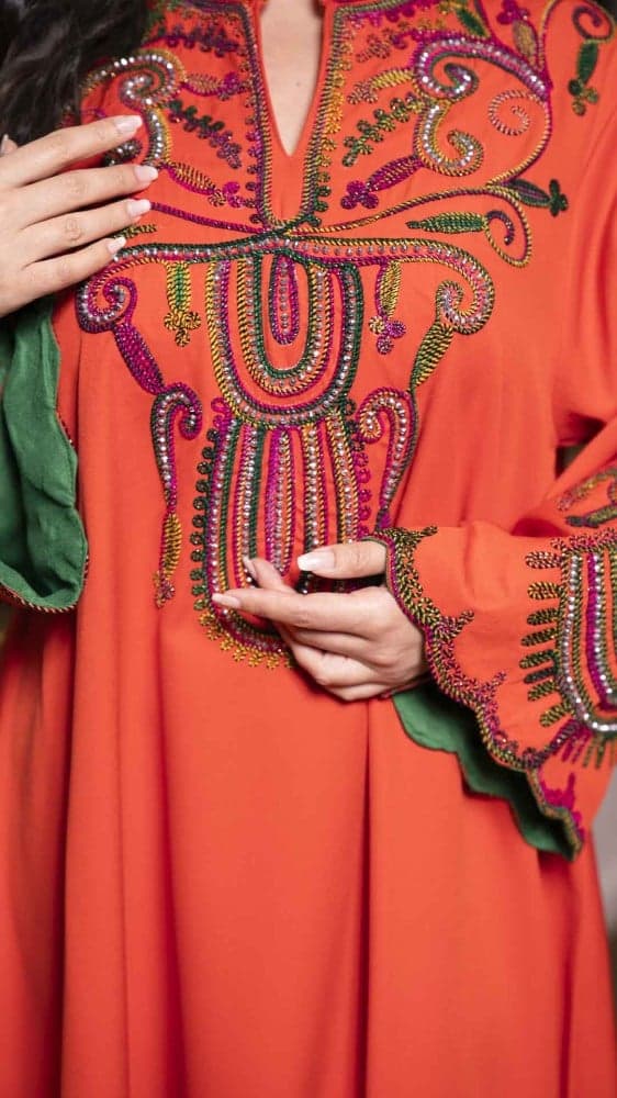 جلابية بلون برتقالي مطرزة