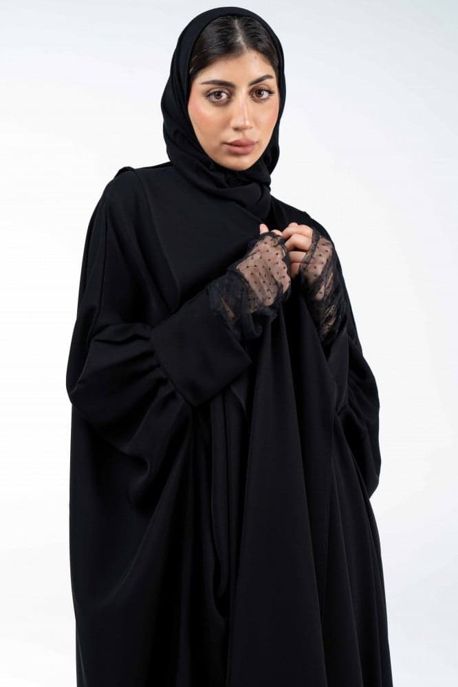 عباية بياقة طويلة واكمام تل منقط