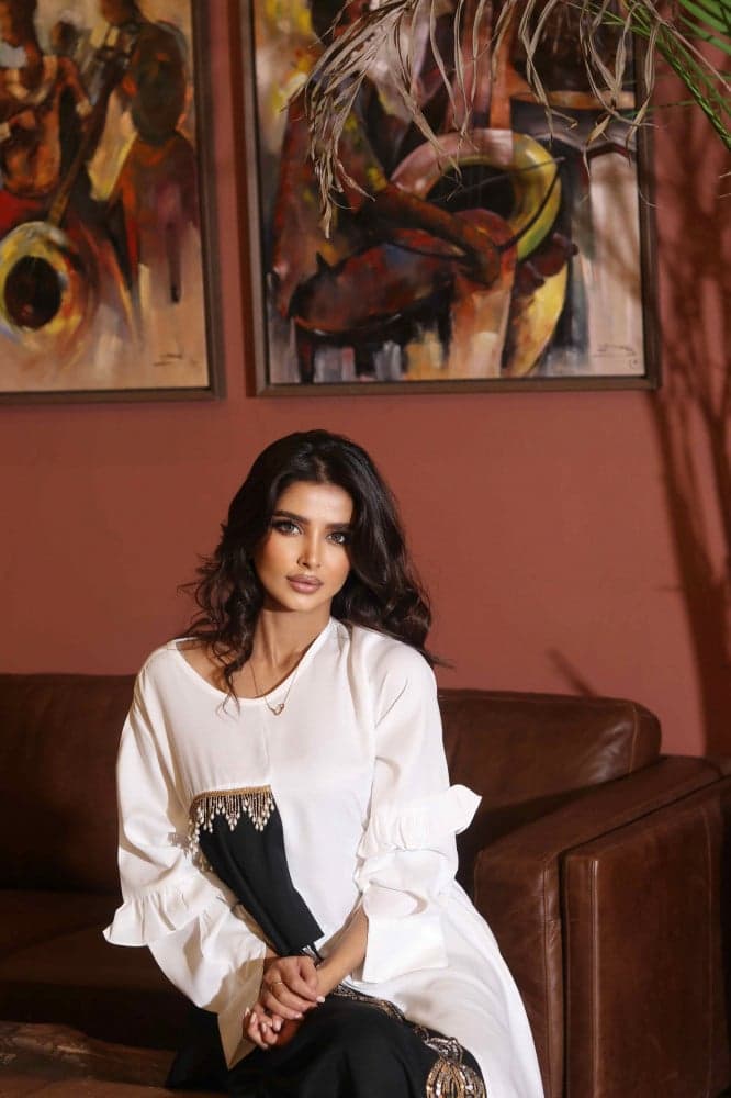 جلابية بلون ابيض واسود