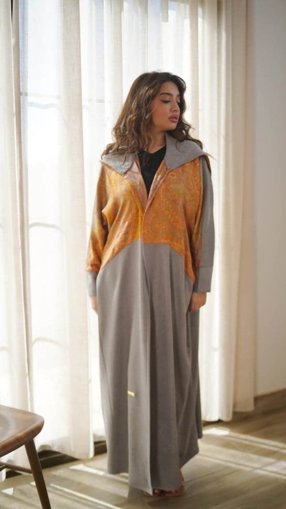 فروة شتوية بقبعة بلون رمادي