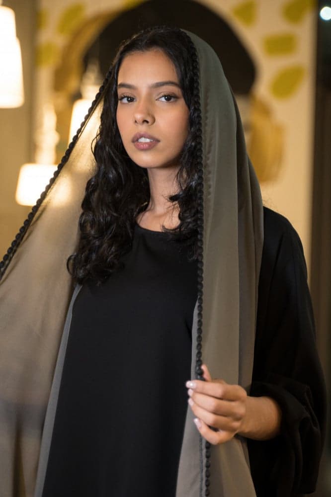 طرحة رمادي بكلفة سوداء