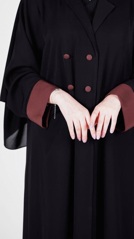 عبايه جاكيت مزينه باللون البني ولها جيوب