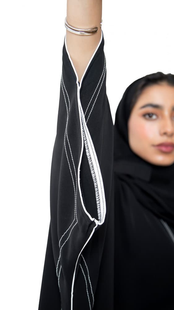 عبايه بخطوط بيضاء وطقطق واحد