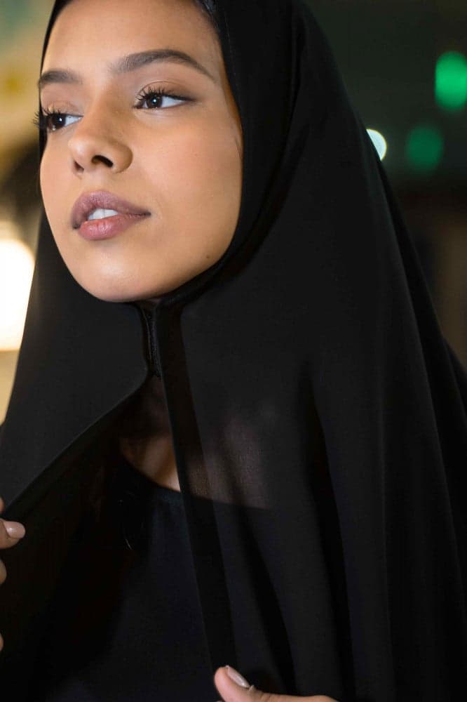 طرحة سوداء بلزق