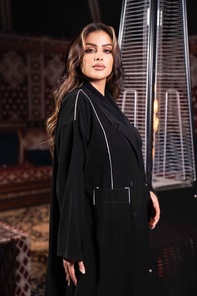 عباية شتوية بحواف بيضاء وجيوب