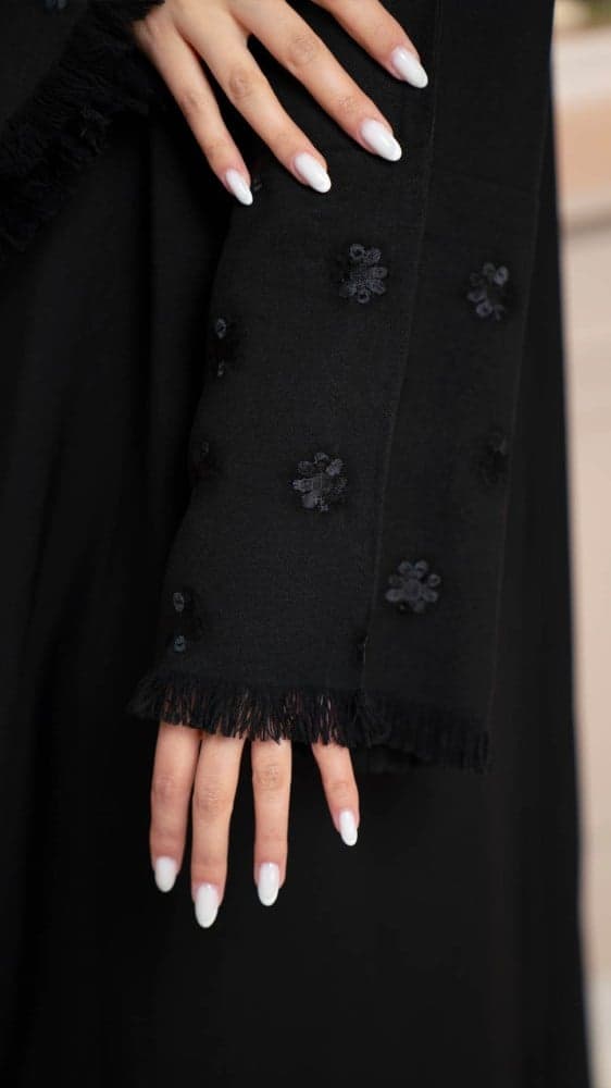 عباية باكمام مطرزة بورد