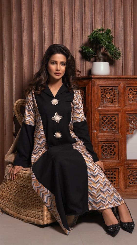 جلابية بطبعات من الجانين وتطريز فخم