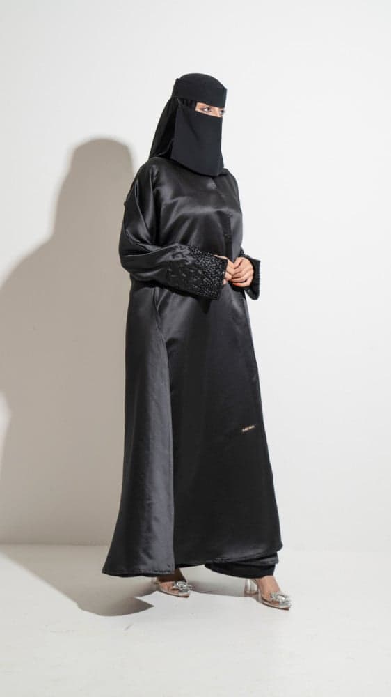 عباية سوداء لامعه باكمام شك