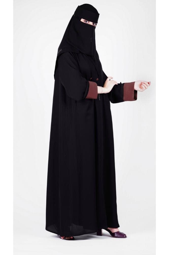 عبايه جاكيت مزينه باللون البني ولها جيوب