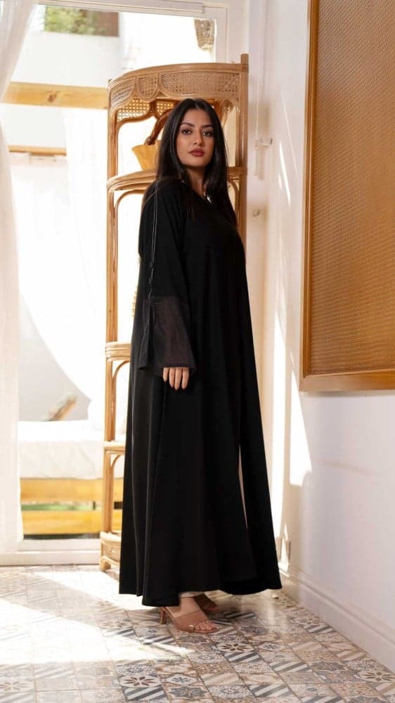 عباية باكمام لامعه مع الطرحة