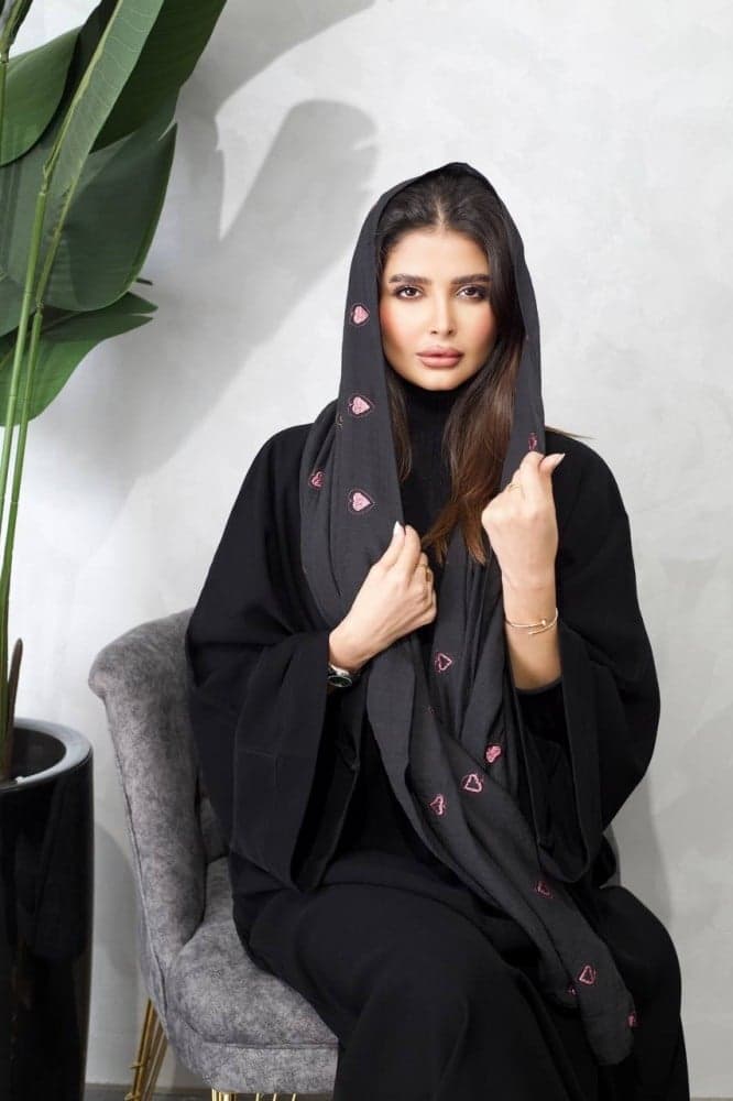 طرحة بلون اسود مطرزه بقلوب وردي