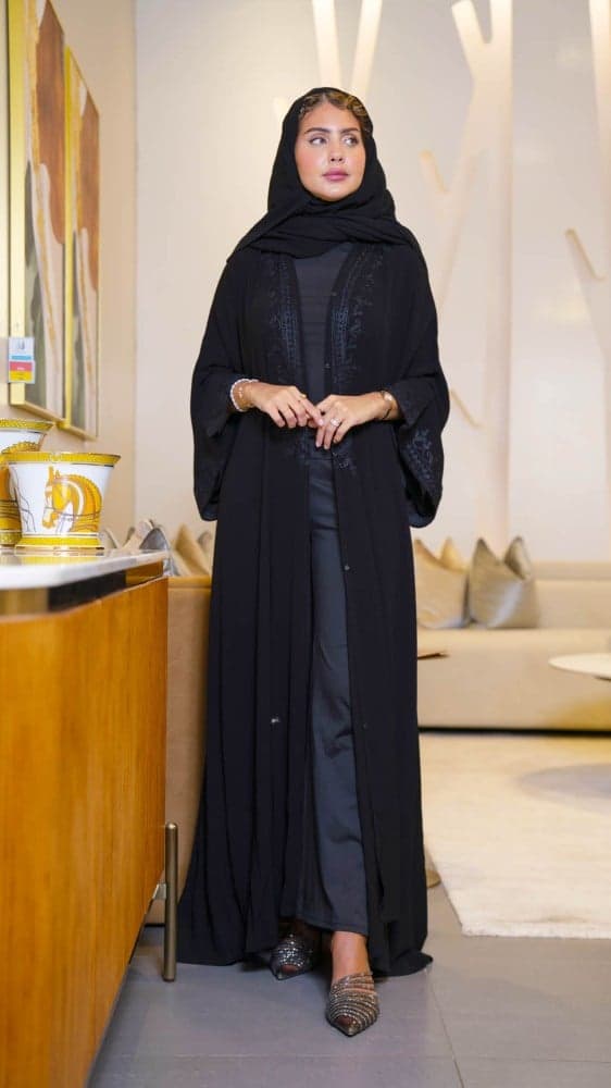 عباية بتطريز على الصدر والاكمام