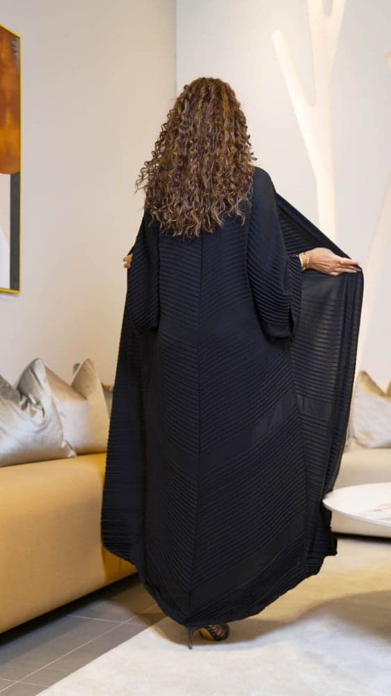 عباية بتكسيرات ناعمه