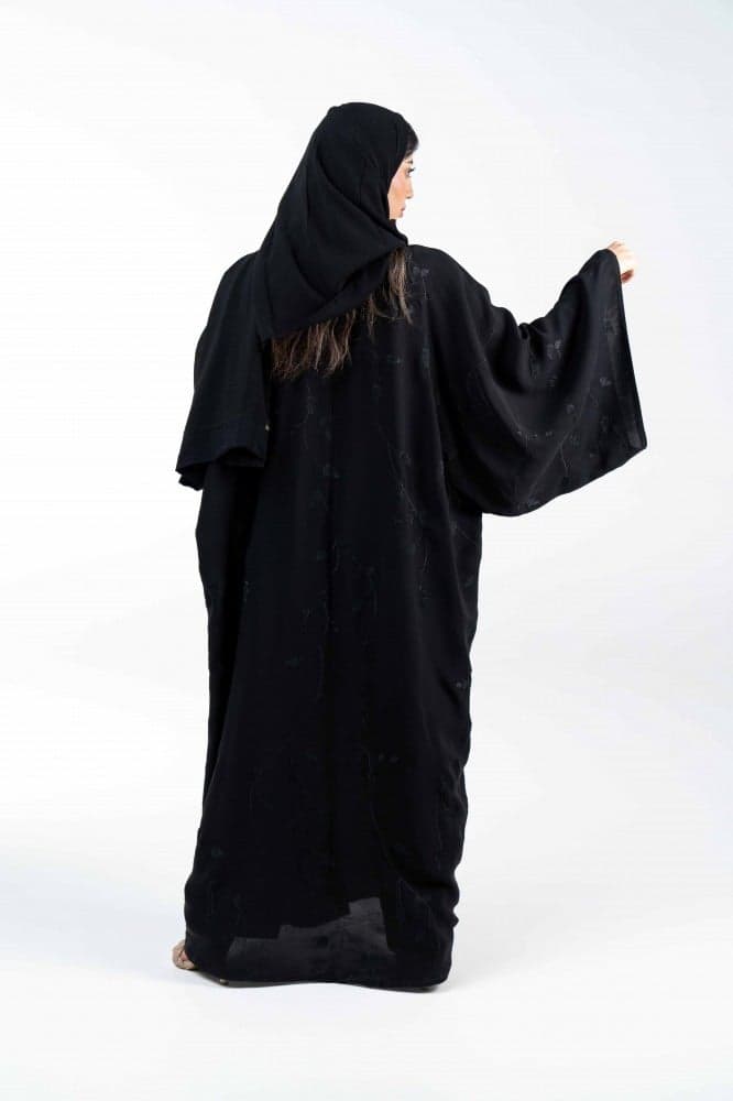 عباية مطرزة بتشجير اسود