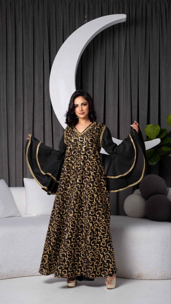 جلابية اسود مطرزة بحروف عربية