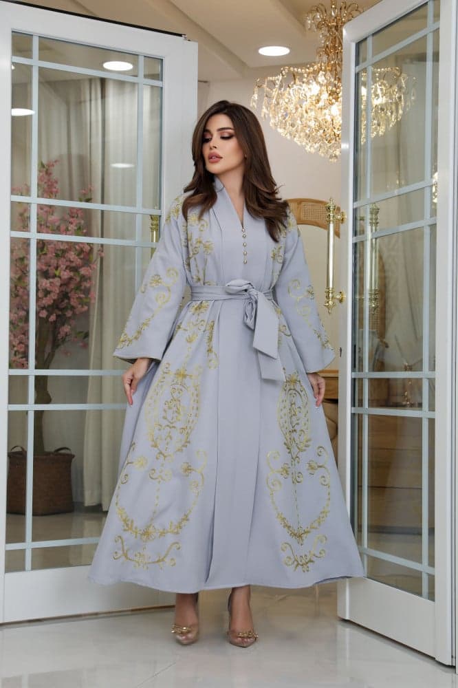 جلابية بتطريز ذهبي وحزام ربط