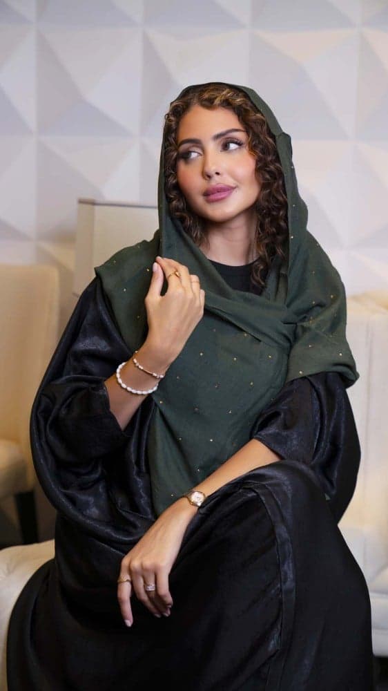 طرحة زيتي مزينه بفصوص ذهبي