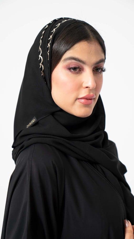 عباية سوداء باكمام مطرزة بيج