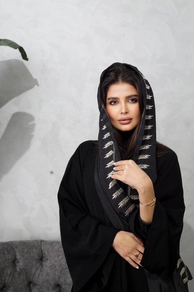 طرحة اسود مطرزه بابيض