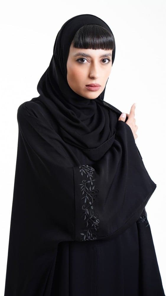 عباية بتطريز اسود من منتصف الاكمام