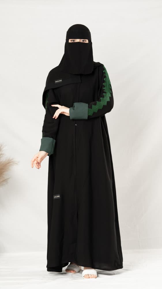 عباية مطرزة باللون الزيتي