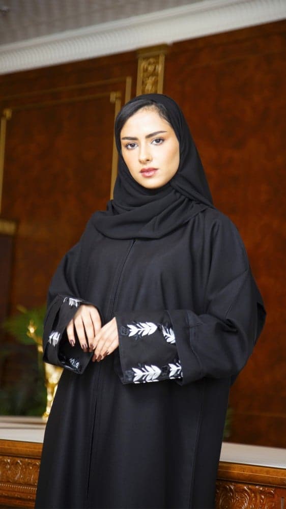 عباية باكمام متنوعة ومطرزة