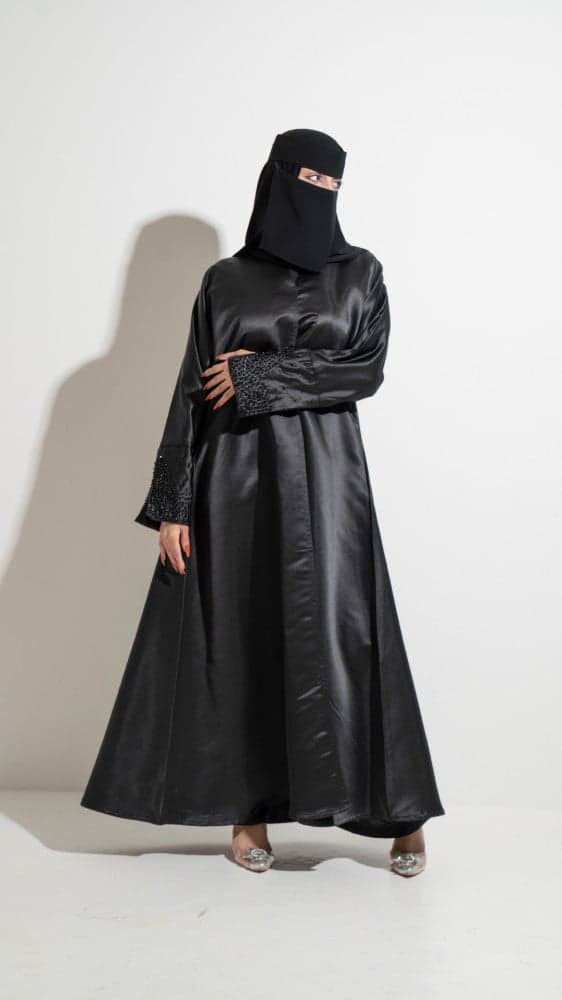 عباية سوداء لامعه باكمام شك