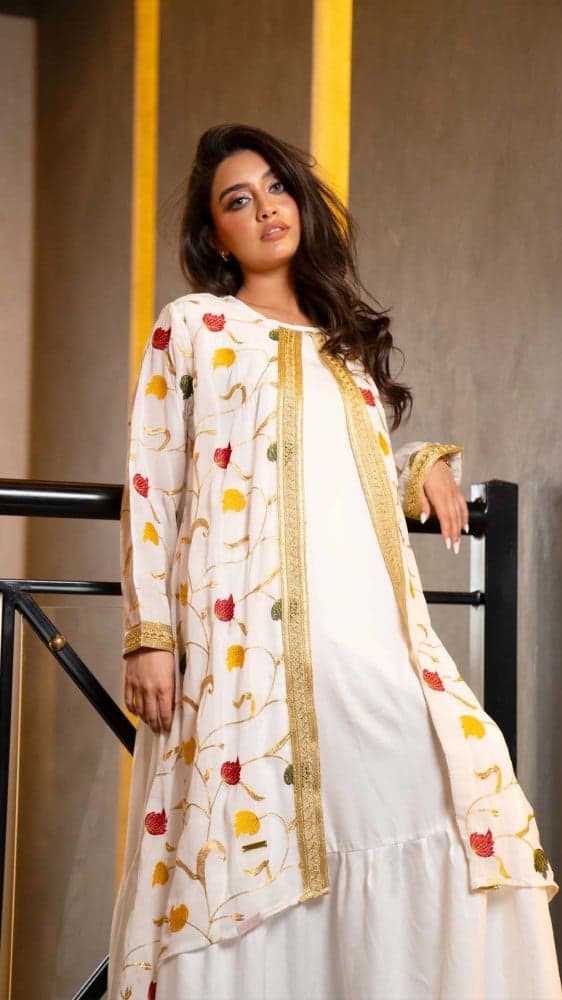 جلابية ابيض بتطريز ملون