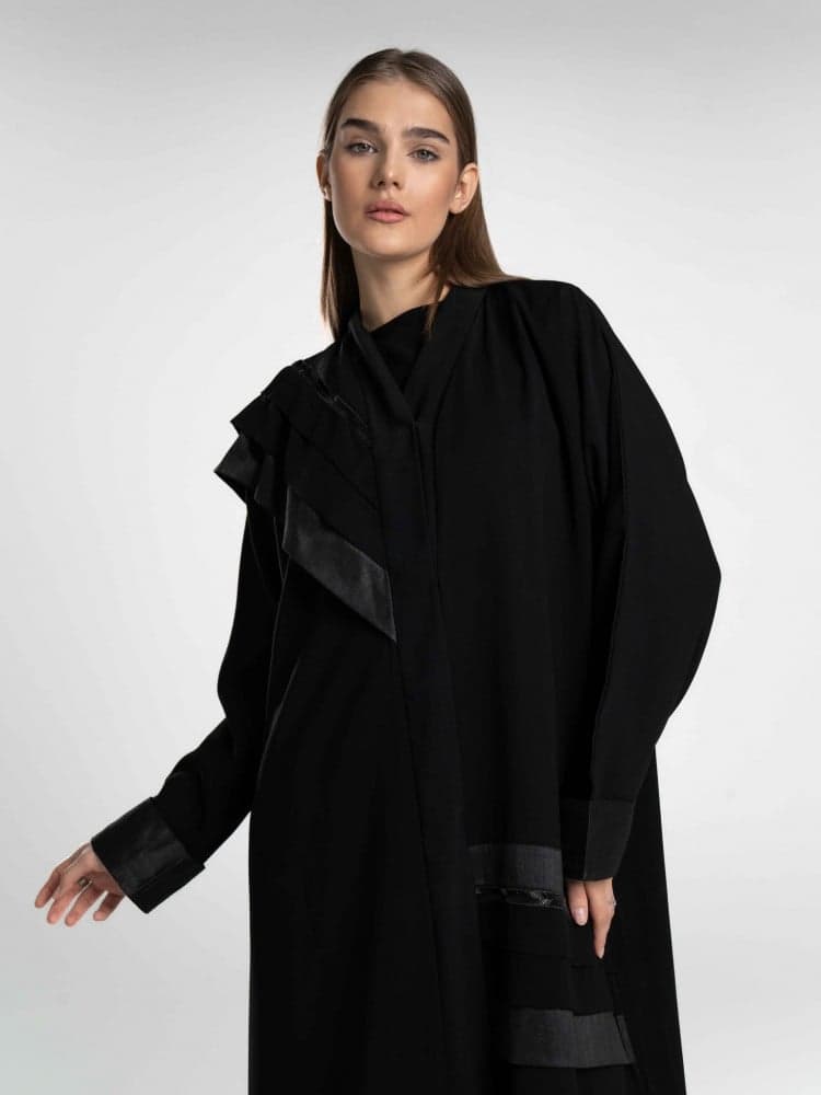 عباية بقصة اكتاف مميزة