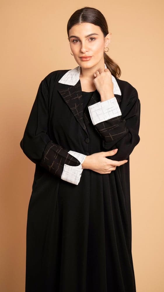 عباية بياقه واكمام بيضاء