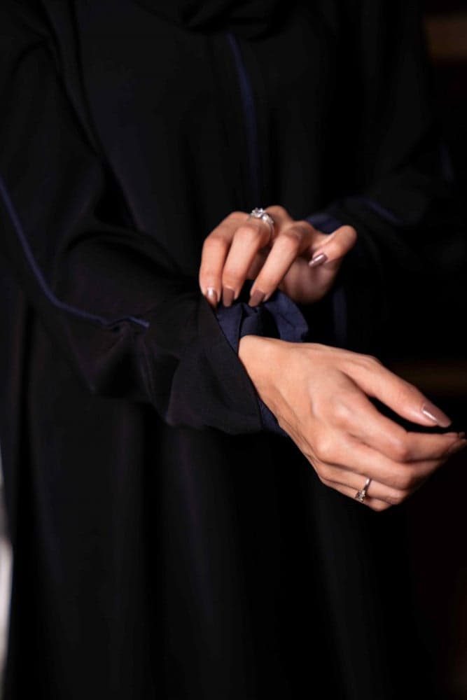 عباية سوداء بكم كحلى