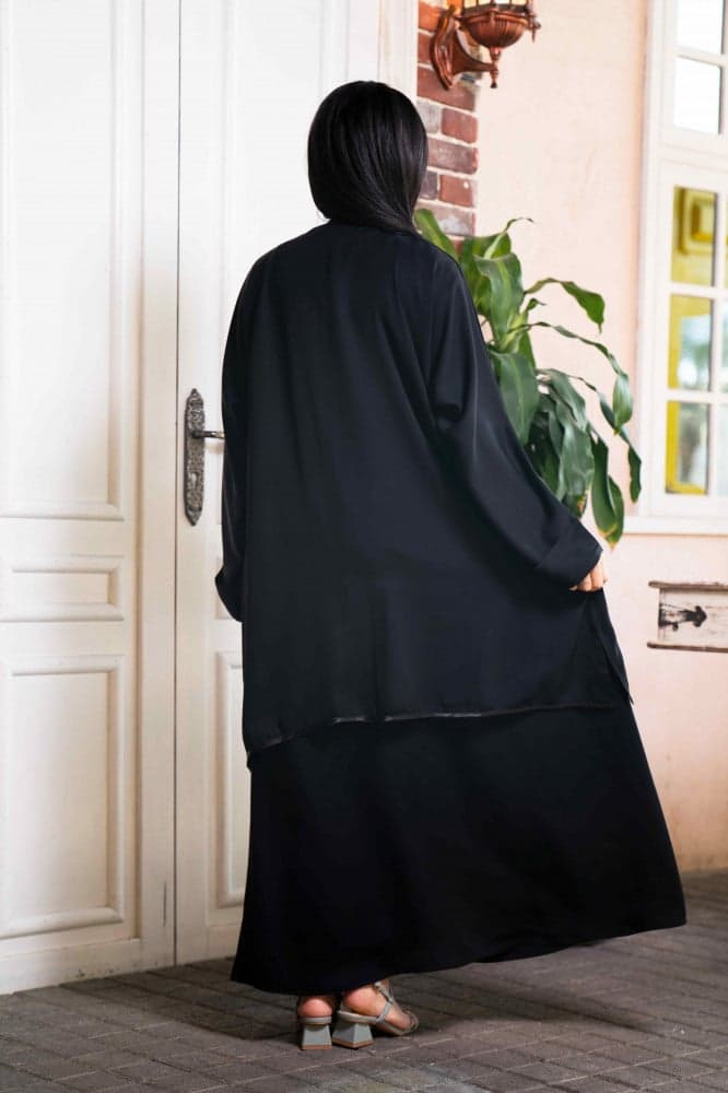 عباية طبقتين مزينة بشريط ساتان