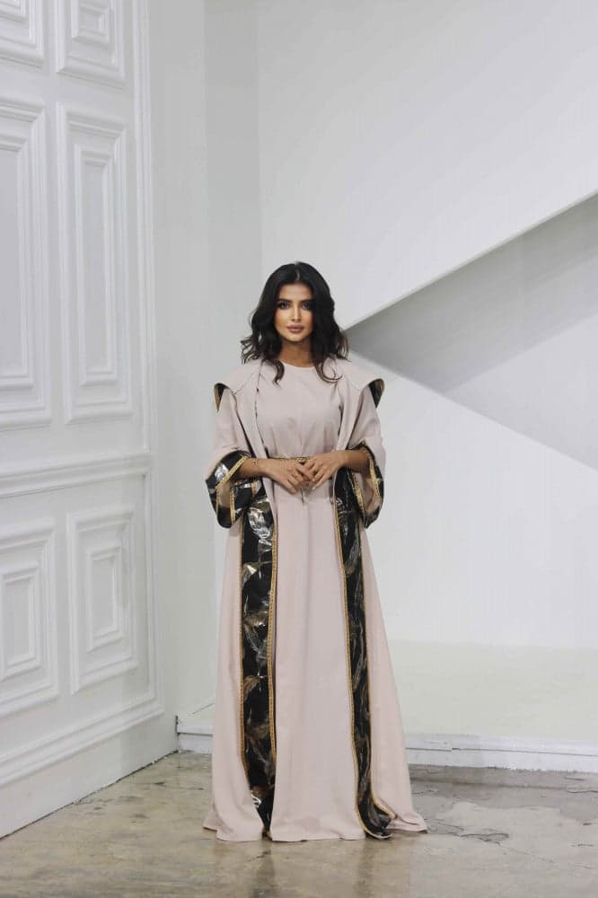 جلابية فخمة بقبعة وحزام على الخصر